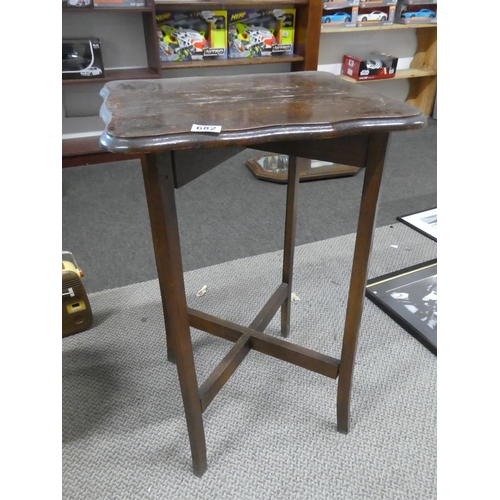 682 - A vintage occasional table / plant stand.