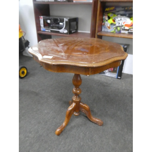 732 - A vintage occasional table with stunning inlaid details.