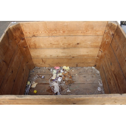 99 - A large antique pine linen crate on casters from Clarkes Linen Mill, measuring 39