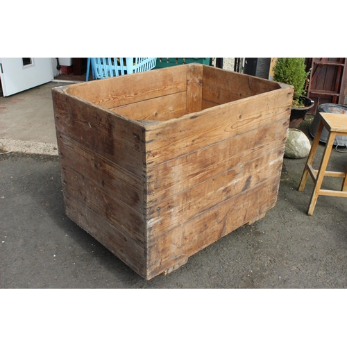 99 - A large antique pine linen crate on casters from Clarkes Linen Mill, measuring 39