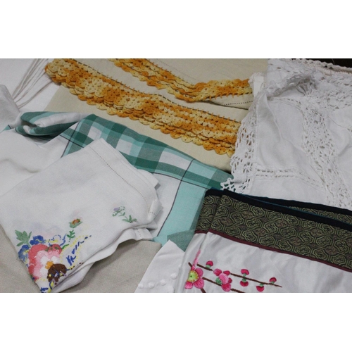 268 - A lot of vintage linen to include table cloths, place mats and more.