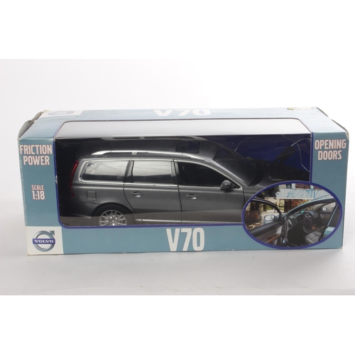 464 - A boxed Volvo V70, scale 1:18.