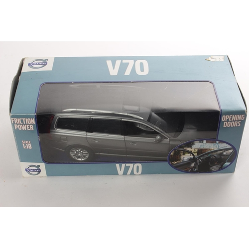 464 - A boxed Volvo V70, scale 1:18.