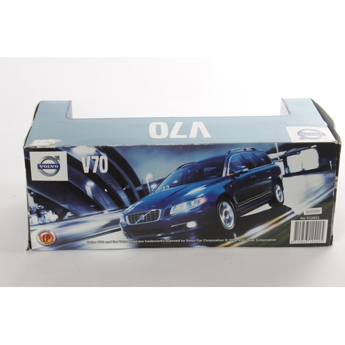 464 - A boxed Volvo V70, scale 1:18.