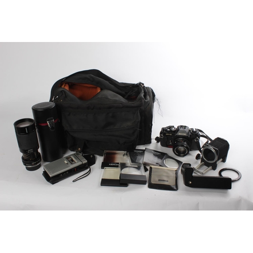 487 - A camera bag containing a vintage cased Ricoh KR-10 camera, a cased Tamron camera lens and lots more... 