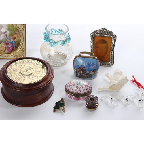 343 - A lot of collectables to include a shamrock brooch, a miniature ceramic pill box and more.