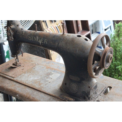 524 - An unusual antique Singer sewing machine on rare Singer 'Trolley' base, produced to be moved around ... 