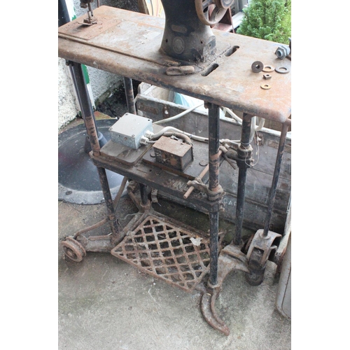 524 - An unusual antique Singer sewing machine on rare Singer 'Trolley' base, produced to be moved around ... 