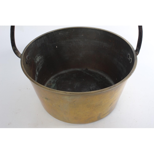 536 - A large antique brass preserving pan.