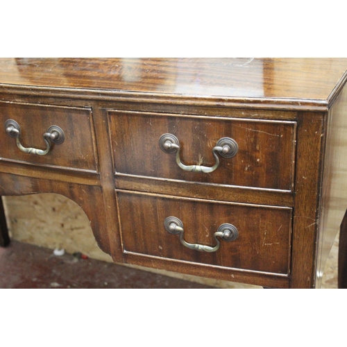 550 - A vintage mahogany dressing table and mirror.