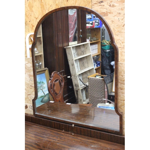 550 - A vintage mahogany dressing table and mirror.