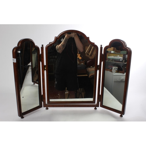 611 - A stunning Victorian mahogany triple dressing table mirror.