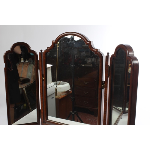 611 - A stunning Victorian mahogany triple dressing table mirror.