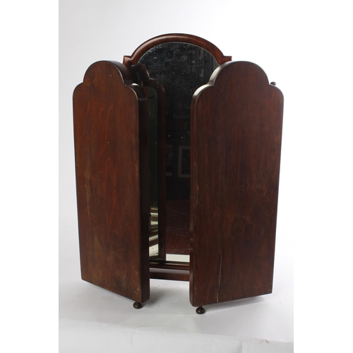 611 - A stunning Victorian mahogany triple dressing table mirror.