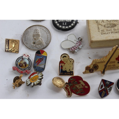 635 - A metallic style jewellery box and a very large lot of collectors badges and more.