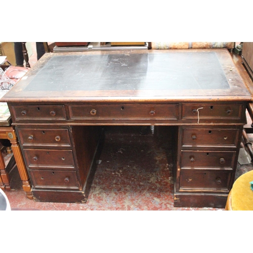 642 - A stunning Antique mahogany desk with original leather top, measuring 118cm x 70cm x 70cm.