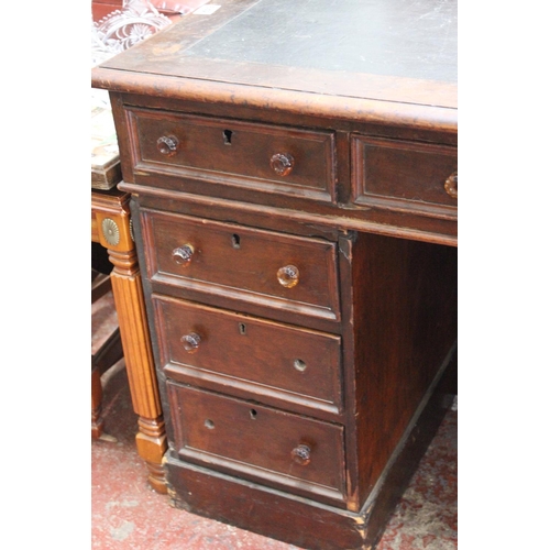 642 - A stunning Antique mahogany desk with original leather top, measuring 118cm x 70cm x 70cm.