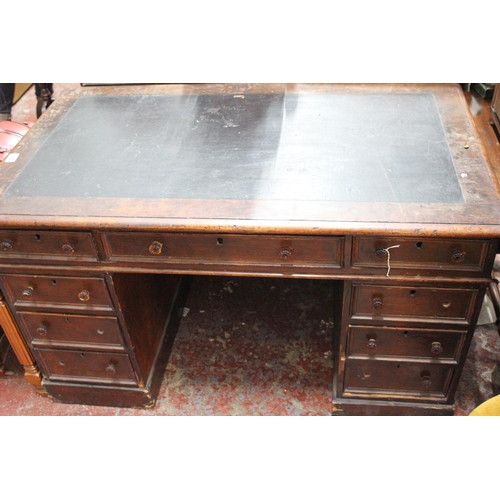 642 - A stunning Antique mahogany desk with original leather top, measuring 118cm x 70cm x 70cm.