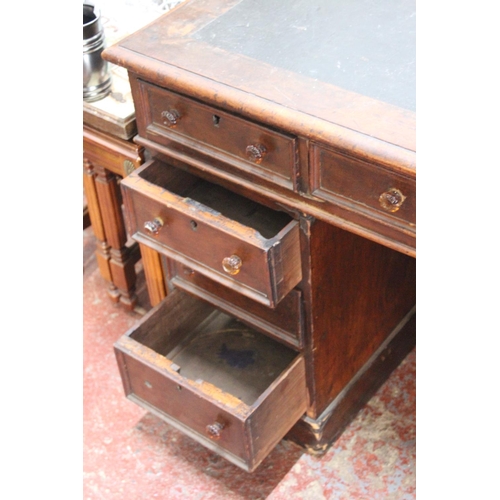 642 - A stunning Antique mahogany desk with original leather top, measuring 118cm x 70cm x 70cm.