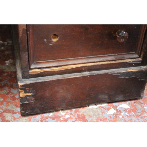 642 - A stunning Antique mahogany desk with original leather top, measuring 118cm x 70cm x 70cm.