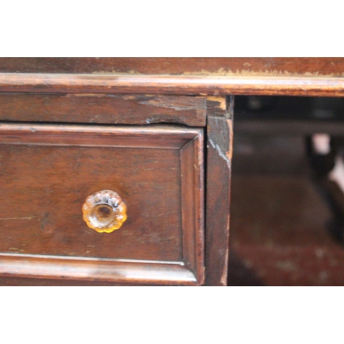 642 - A stunning Antique mahogany desk with original leather top, measuring 118cm x 70cm x 70cm.