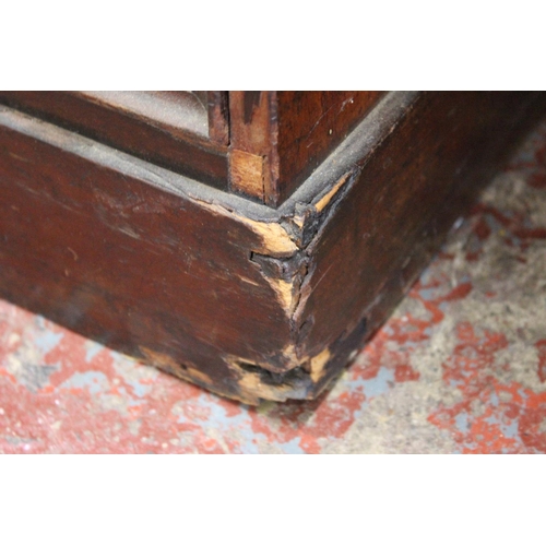 642 - A stunning Antique mahogany desk with original leather top, measuring 118cm x 70cm x 70cm.