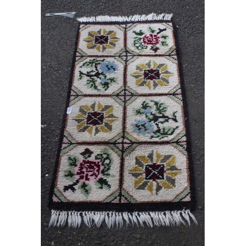 649 - A floral patterned floor rug.