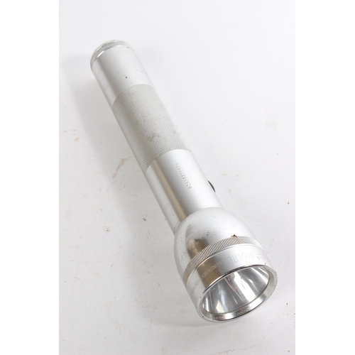 655 - A Mag-Lite torch measuring 26cm.