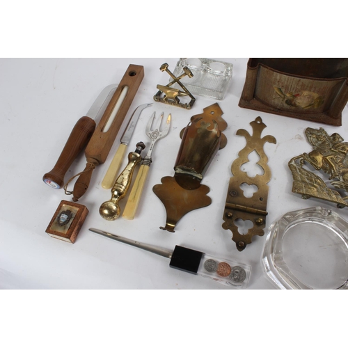 690 - A job lot to include a letter opener, glove stretchers, a brass ornament of horse and rider and lots... 