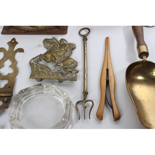 690 - A job lot to include a letter opener, glove stretchers, a brass ornament of horse and rider and lots... 