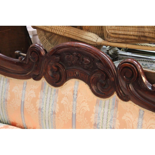 692 - A stunning Victorian double ended balloon backed chaise lounge.