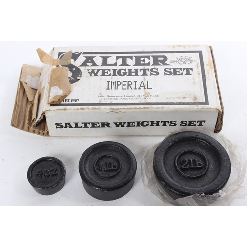 695 - A boxed set of Salter weights.