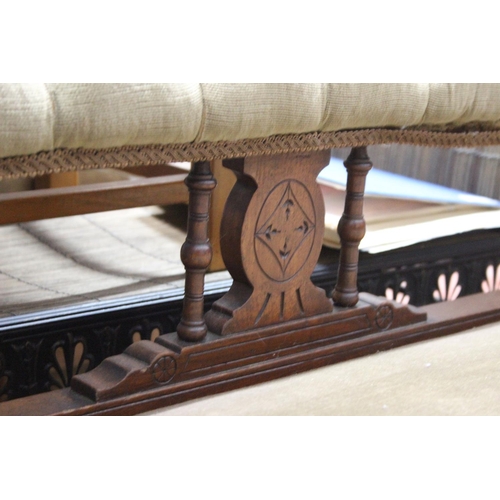 747 - A stunning antique mahogany two seater window seat.