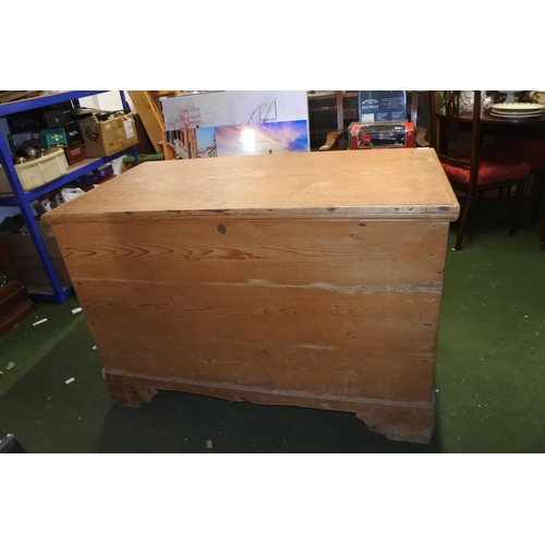 848 - A stunning large antique pine blanket box.