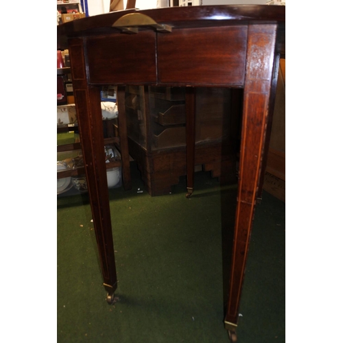 876 - A stunning antique mahogany and inlay circular dining table, measuring 38