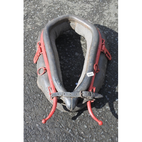 898 - An antique leather horse collar.