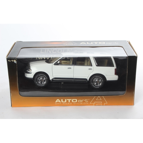 974 - A boxed Lincoln Navigator model, by Auto Art.