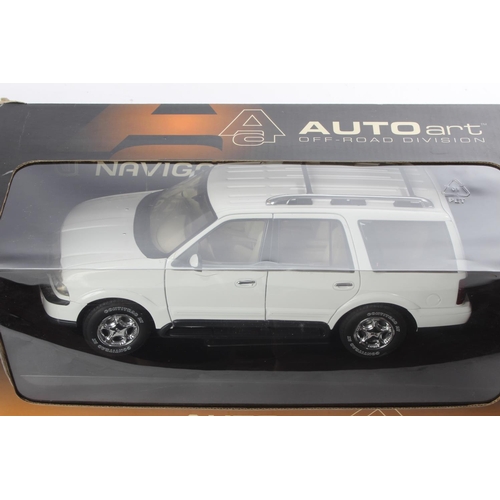 974 - A boxed Lincoln Navigator model, by Auto Art.