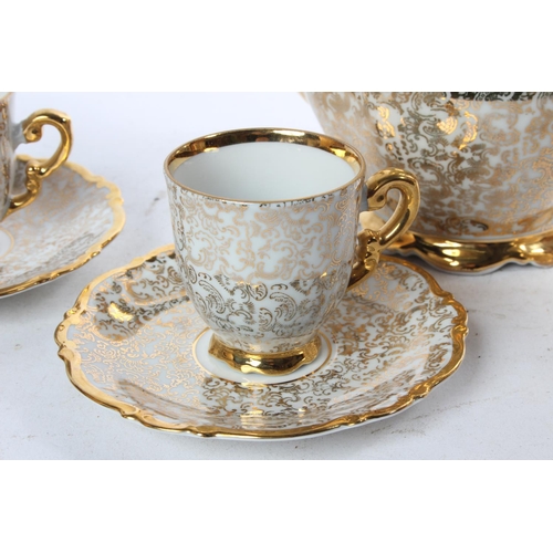 981 - A decorative vintage coffee set.