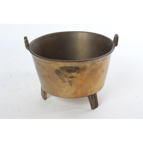 990 - A stunning antique bronze pot/ cauldron, on 3 raised feet, measuring 8