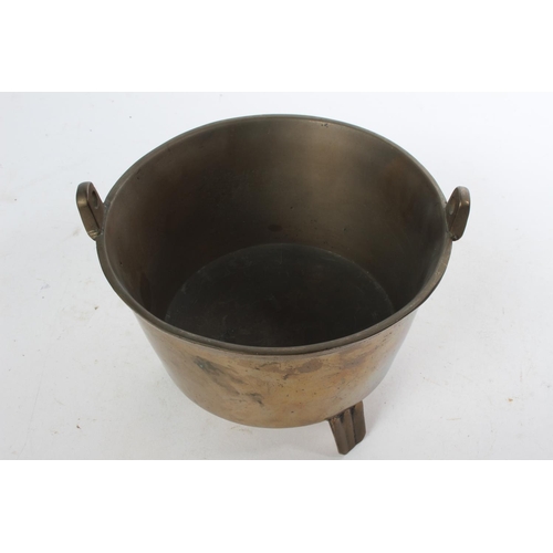 990 - A stunning antique bronze pot/ cauldron, on 3 raised feet, measuring 8