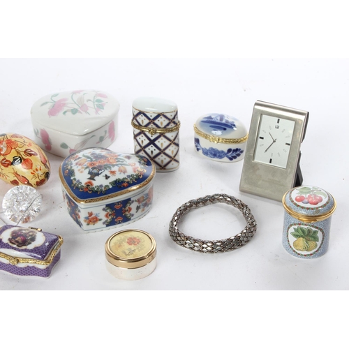 991 - An assortment of various trinket boxes etc.