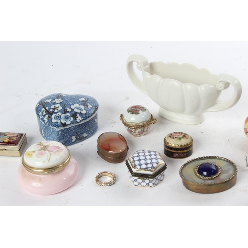 991 - An assortment of various trinket boxes etc.