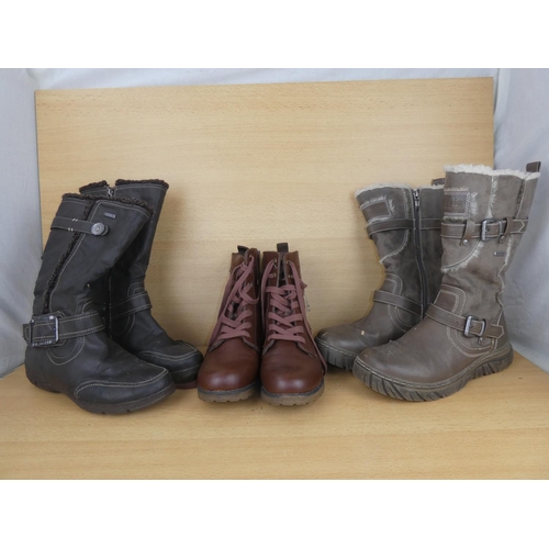 1000 - An assortment of boots/ shoes.