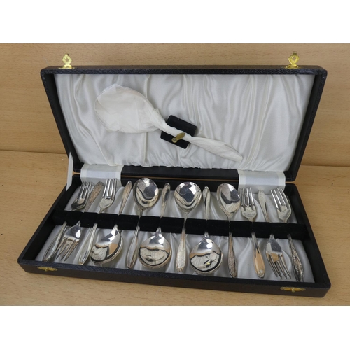 1003 - A cased set of spoons.