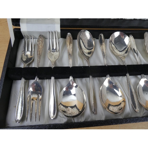 1003 - A cased set of spoons.