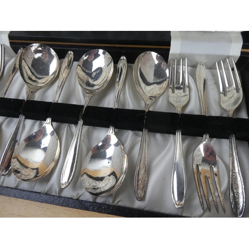 1003 - A cased set of spoons.