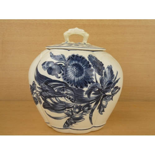 1012 - A stunning antique Royal Worcester ginger jar with decorative design.