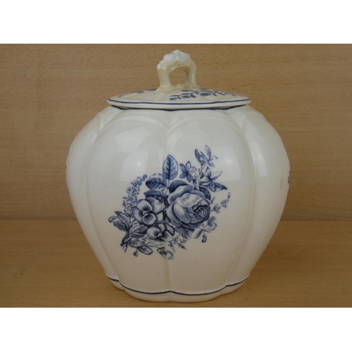 1012 - A stunning antique Royal Worcester ginger jar with decorative design.