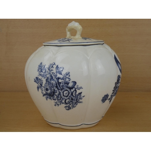 1012 - A stunning antique Royal Worcester ginger jar with decorative design.